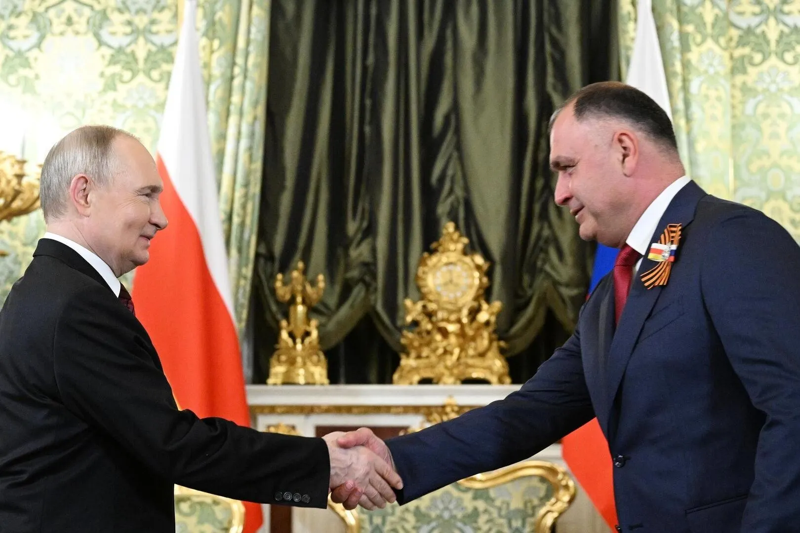 Президент внес в парламент законопроект о ратификации соглашения с Южной Осетией, которое предполагает синхронизацию законодательства, экономическую и социальную интеграцию, а также координацию внешней и оборонной политики. Документ направлен на поэтапное сближение правовых, пенсионных и инфраструктурных систем двух сторон.