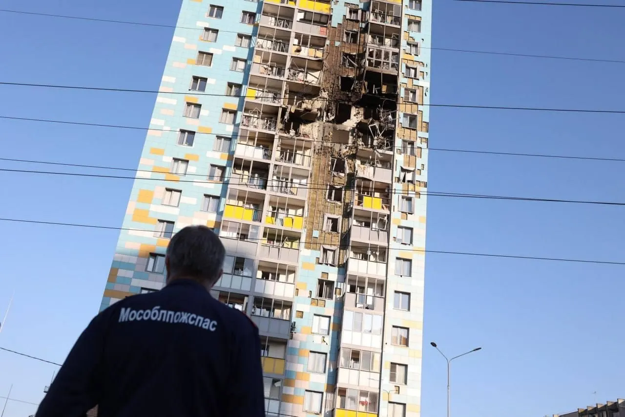 В пресс‑релизе мэрии говорится о запрете на публикацию текстовых материалов о последствиях терактов и ударов дронов, тогда как выписка решения Антитеррористической комиссии ограничивается запретом на фото- и видеоматериалы; юристы отмечают правовую неопределённость таких ограничений.