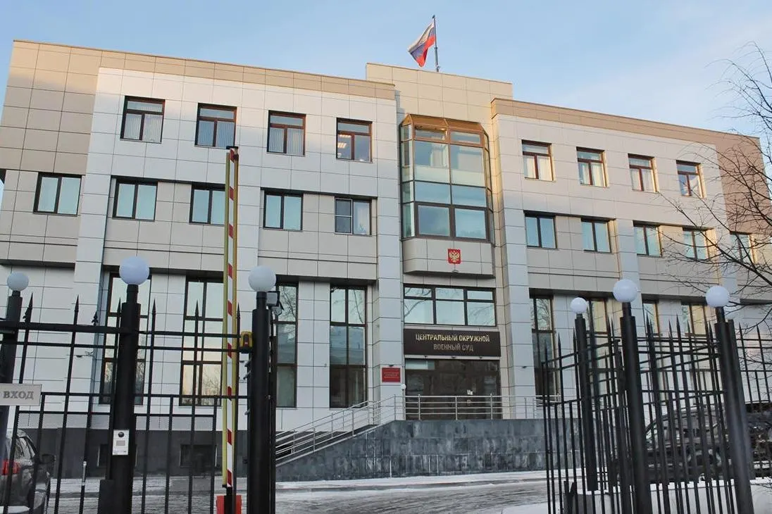 С конца апреля в Центральном окружном военном суде в Екатеринбурге слушателей и представителей СМИ не пускают на ряд дел по «террористическим» статьям. В некоторых случаях заседания формально оставались открытыми, но доступ в здание ограничивали приставы.