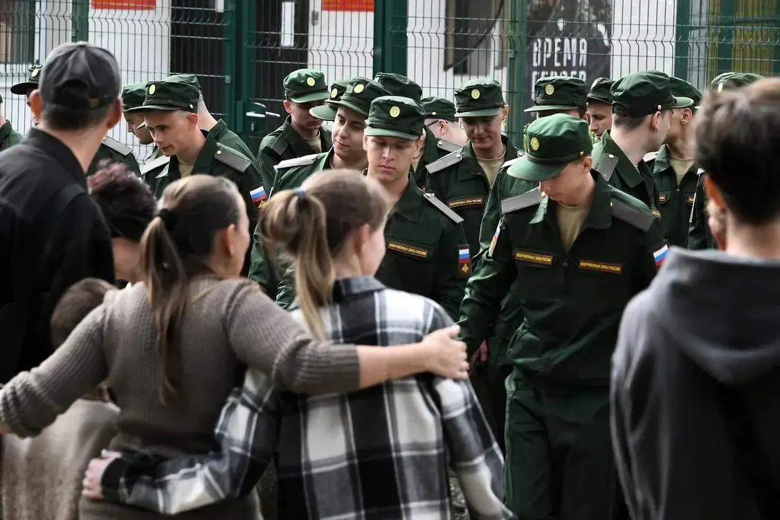 Группа из более чем 450 женщин намерена обжаловать в судах федеральный закон, который оставляет без выплат гражданских жен, не имевших общего несовершеннолетнего ребёнка с погибшим. Первый иск уже направлен в Верховный суд.