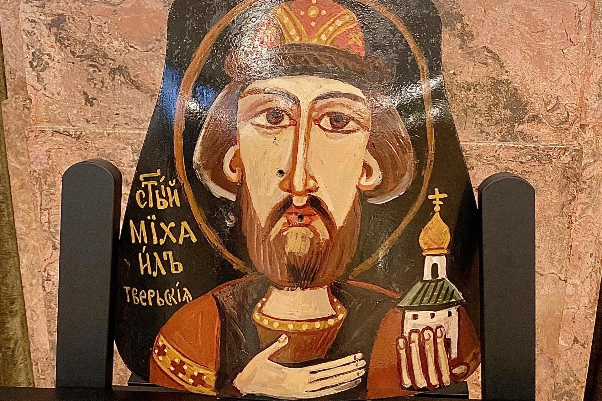 В одном из московских театров показали православные иконы, выполненные на бронепластинах из бронежилетов российских военных; на пластинах заметны пробития и следы взрывного воздействия.