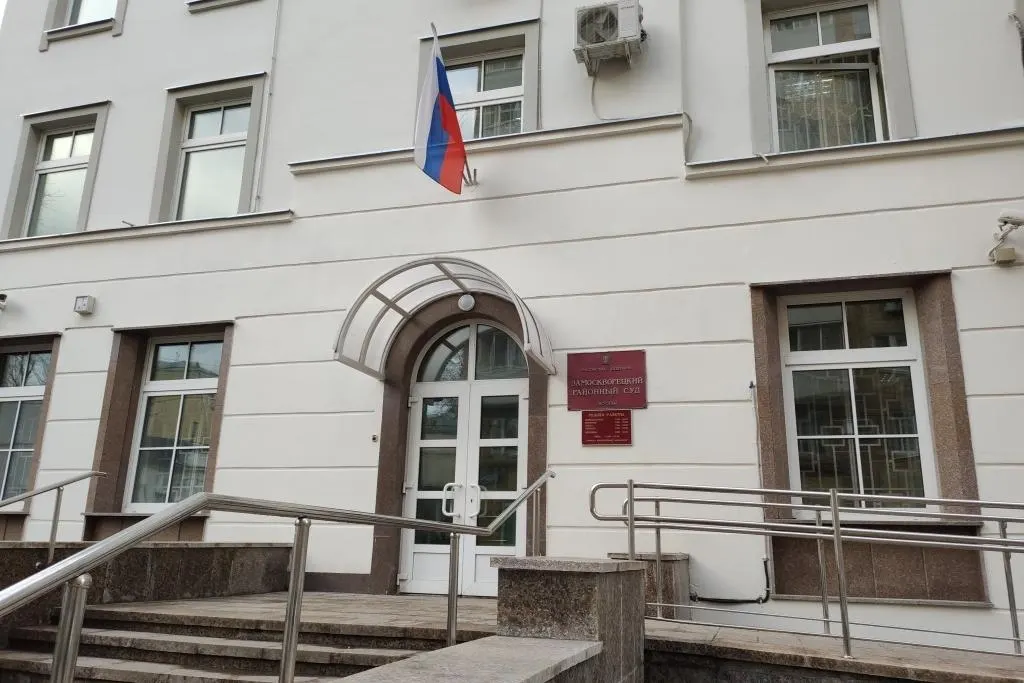 Замоскворецкий суд Москвы поместил под стражу на два месяца бывшего сенатора Василия Думу и адвоката Дмитрия Клеточкина — им предъявлены обвинения в покушении на мошенничество в особо крупном размере.