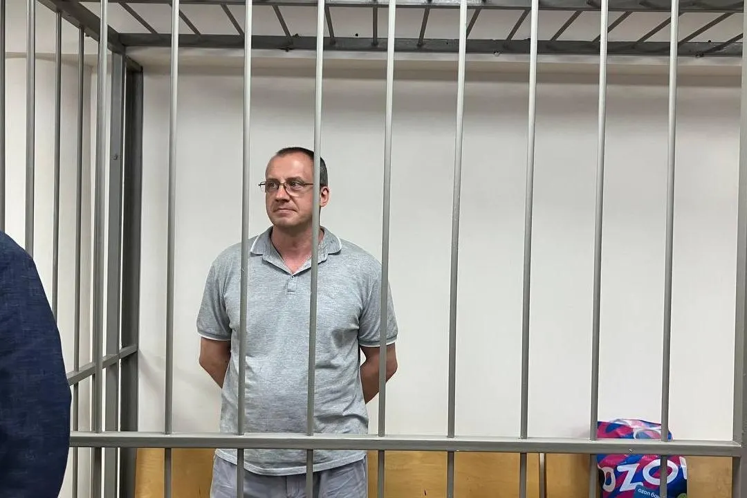 По правозащитному докладу, в 2025 году в России заметно выросло число уголовных дел против адвокатов, работающих по политическим делам; применяются также административные и дисциплинарные меры, внесение в реестр «иностранных агентов» и ограничение выезда.