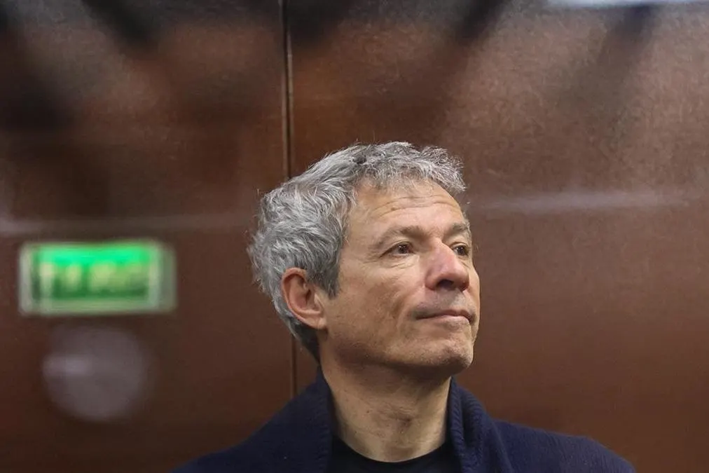 Хамовнический суд Москвы удовлетворил иск Генпрокуратуры: государству передают около 469 млн акций «Русагро», у ответчиков также изъяли доли в компаниях, недвижимость и наличные. Основатель холдинга и бывший гендиректор находятся под стражей по уголовному делу, ущерб оценён в 86 млрд руб.