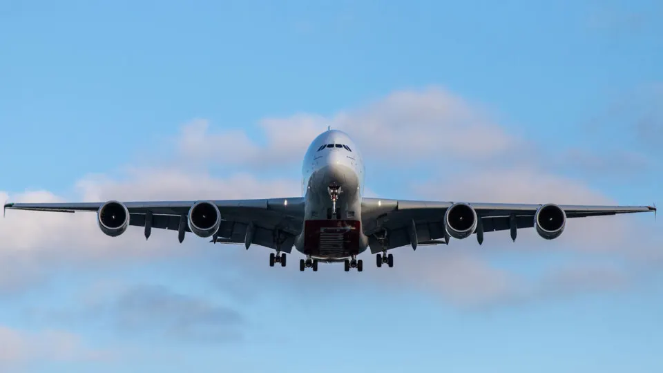 В середине мая в московский аэропорт Внуково прибыл Airbus A320 с регистрацией RA‑73899. Самолёт прошёл смену юрисдикций и владельцев — поставки таких бортов в Россию продолжаются через сложные цепочки с участием третьих стран.
