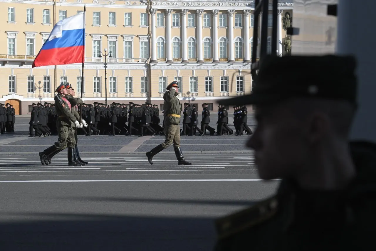Шествие «Бессмертного полка» по Невскому проспекту пройдет очно. В Петербурге запланированы факельные акции, концерт и салют; в Москве ожидаются временные ограничения мобильного интернета с 5 по 9 мая. Обсуждалось также объявление краткого перемирия на период празднования.