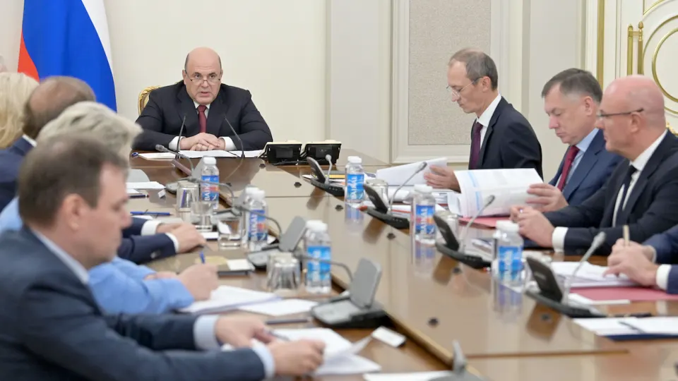 Кабмин привлекает 11 крупнейших нефтяных компаний к соглашениям с Минэнерго и ФАС о квотах на производство, отгрузки и сдерживании цен, чтобы стабилизировать внутренний рынок на фоне серии ударов беспилотников по НПЗ и нефтеструктуре.