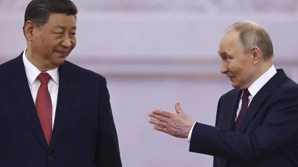 В пятый раз с 2022 года президент России отправляется в Пекин: ключевая цель визита — попытка согласовать условия строительства и поставок по газопроводу «Сила Сибири-2», решения по которому затягиваются из‑за разногласий по цене и инвестициям.