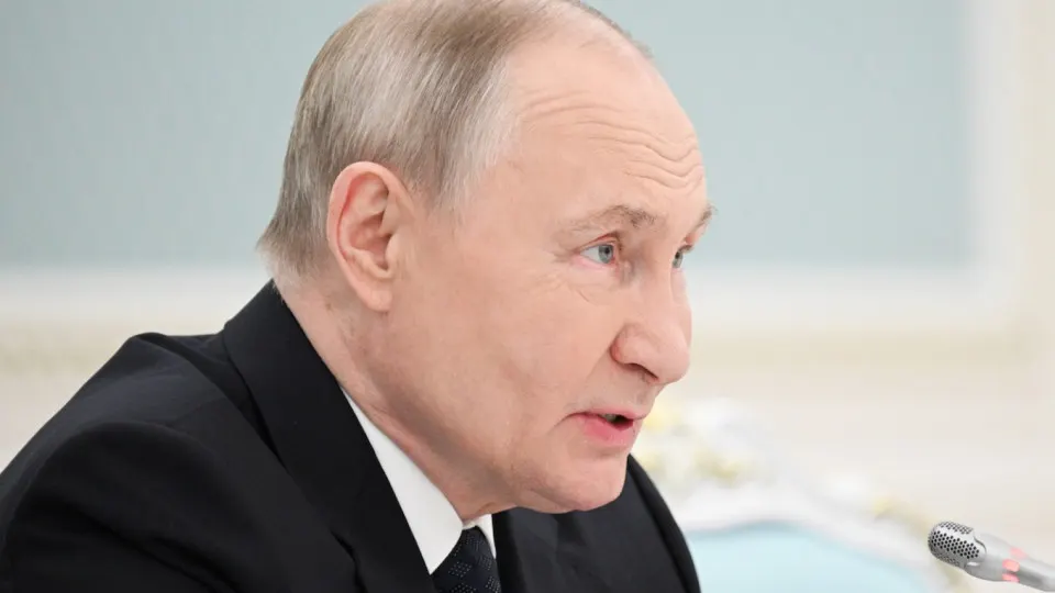 Власти рассчитывают увеличить число иностранных учащихся в российских вузах до полумиллиона к 2030 году. Одновременно активизировалась вербовка иностранцев для службы в вооружённых формированиях, а студентам в вузах предлагают контракты и давление со стороны руководства.