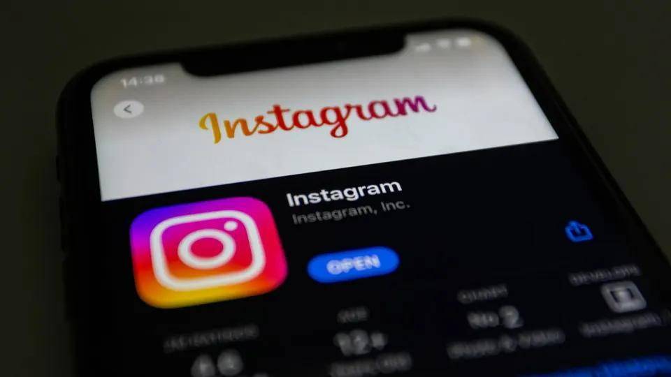 Член Совета Федерации предупредил, что покупки подписок в Instagram, Facebook и WhatsApp теоретически могут подпадать под статью о финансировании экстремизма; ранее суд уже ограничивал верификацию аккаунтов.