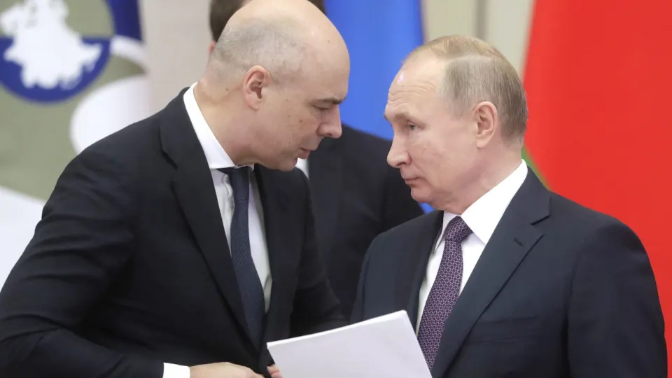 Пересмотренные оценки МЭР ставят под вопрос планы бюджета: либо придется резать расходы на триллионы рублей, либо вводить дополнительные сборы, предупреждают экономисты.