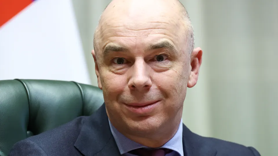 Ведомство оценивает все статьи расходов, кроме обороны и социальных обязательств; дефицит и падение роста могут заставить сократить траты или повышать налоги.