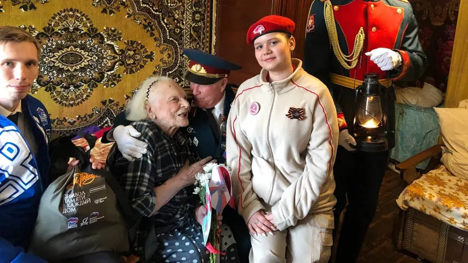 По результатам анализа госзакупок в разных регионах ветеранам Великой Отечественной войны масово готовят бюджетные подарки стоимостью менее 2 тысяч рублей; акции проходят на фоне предвыборной активности и больших военных трат.