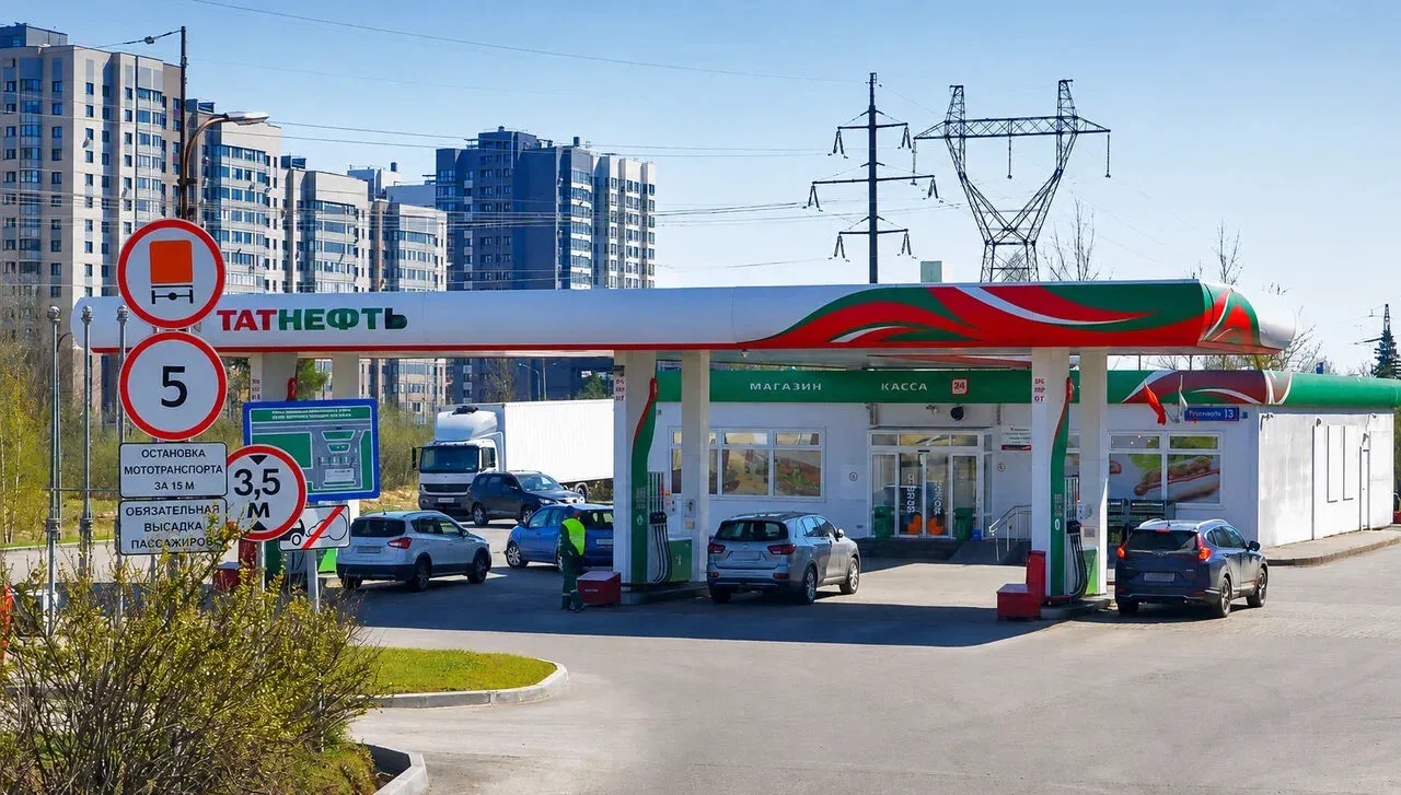 Сеть АЗС сообщает о вводе ограничений на объём продажи бензина и дизеля в ряде регионов: на некоторых станциях принимают только наличные. Меры появились после ударов беспилотников по НПЗ и последовавших пожаров.