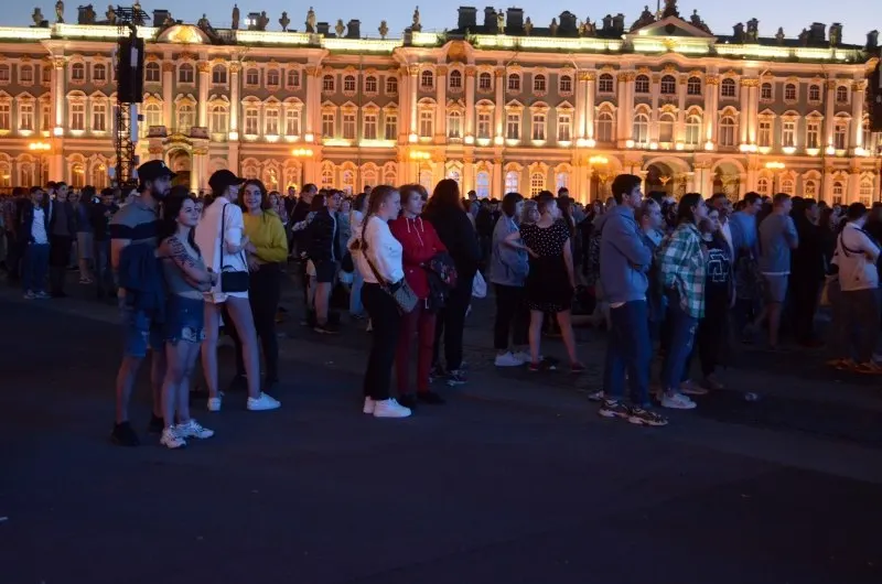 Ночью 27–28 июня в Санкт‑Петербурге состоится «Алые паруса» для около 66 тысяч выпускников. Параллельно утверждены приоритетные образовательные программы и увеличено число бюджетных мест; в Смоленске пройдёт День молодёжи.
