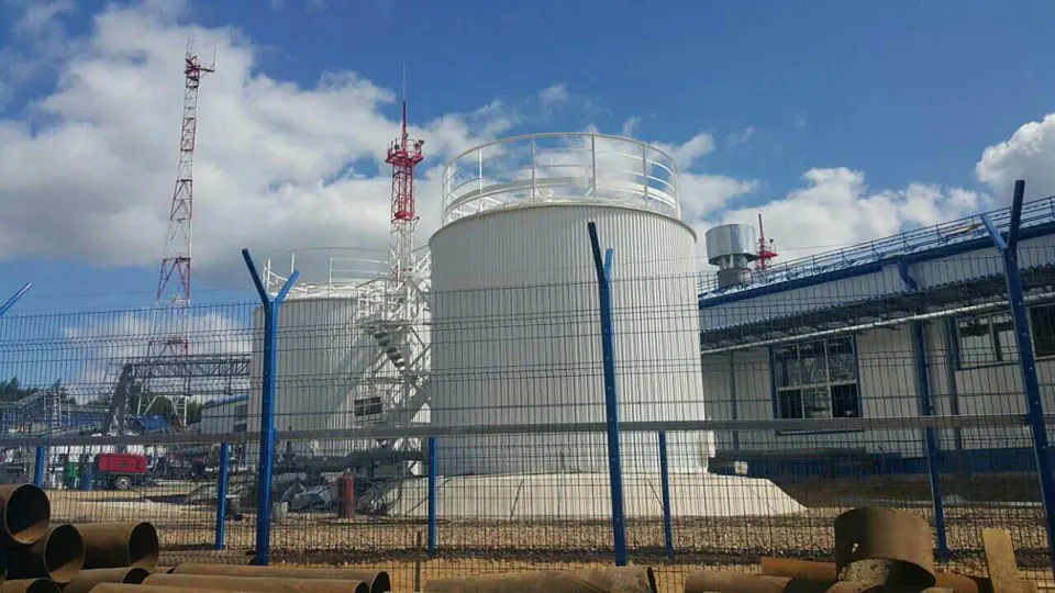 В ночь на 10 июня две нефтеперекачивающие станции во Владимирской области были атакованы беспилотными летательными аппаратами — зафиксированы возгорания на объектах, пострадавших нет. Информация уточняется.