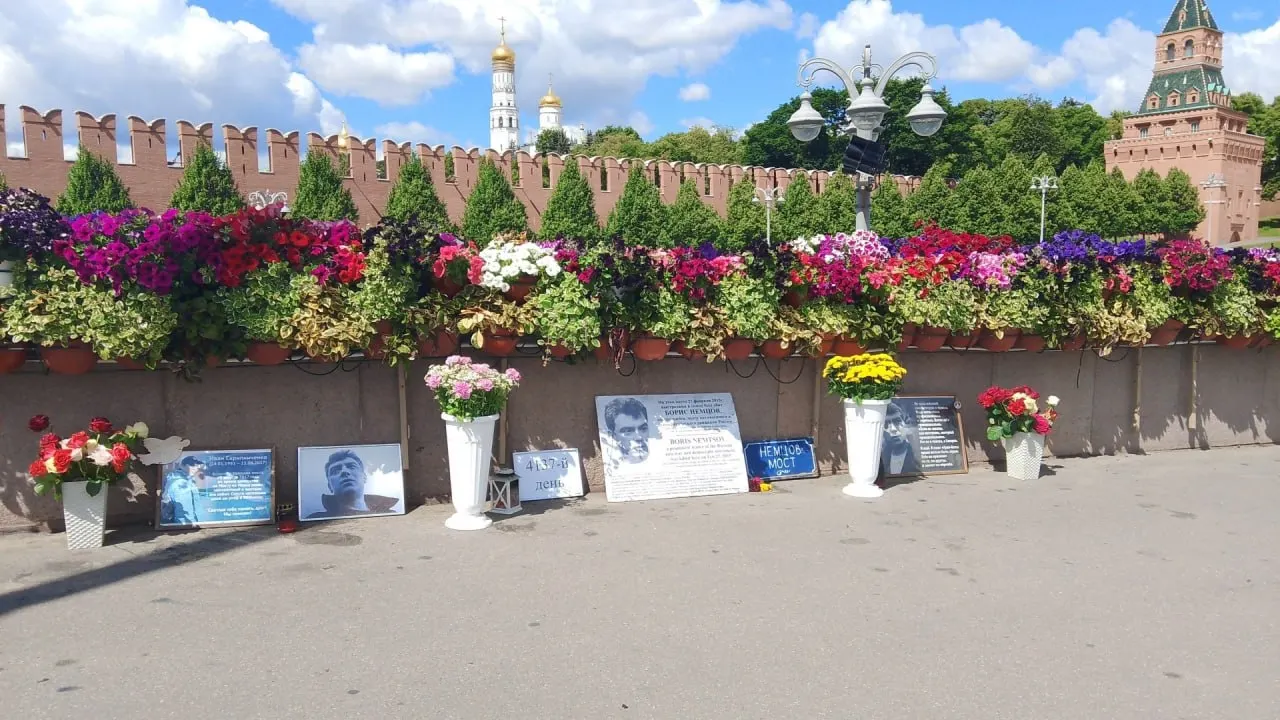 В Москве у мемориала на Большом Москворецком (Немцовом) мосту задержали двух волонтёров и доставили в отделение полиции. Волонтёры утверждают, что перед этим к ним подошёл мужчина и вызвал полицейских.