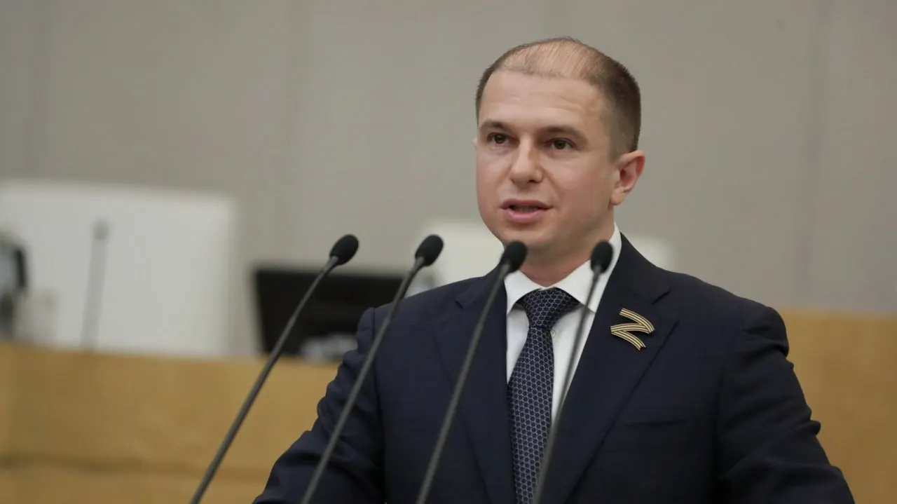 На съезде партии огласили кандидатов по петербургским округам: вместо Михаила Романова выдвинули Михаила Рахлина, а списки возглавили Сергей Боярский и Юрий Петров.