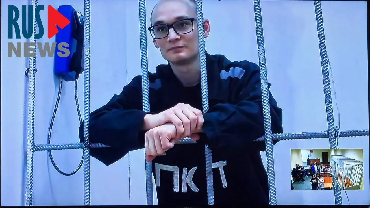 Он заявил, что ради собственной безопасности поместил себя в ПКТ. Защитнице и жене запретили свидание — защита полагает, что это сделали, чтобы скрыть следы пыток.