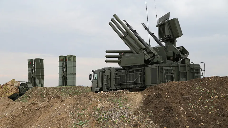 Российские военные задействовали новую систему радиоэлектронной борьбы, которая способна глушить сигнал спутниковой связи Starlink на площади до 20 км²; одновременно в России вводят запреты на импорт оборудования для иностранных спутниковых сетей и развивают собственные проекты.