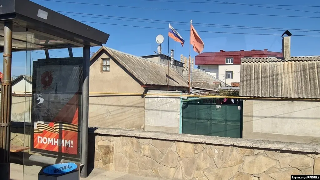 По данным российских властей, в результате атак беспилотников в Симферополе и других пунктах наблюдаются жертвы и разрушения; Минобороны заявило о сотнях сбитых дронов над несколькими регионами и акваториями.