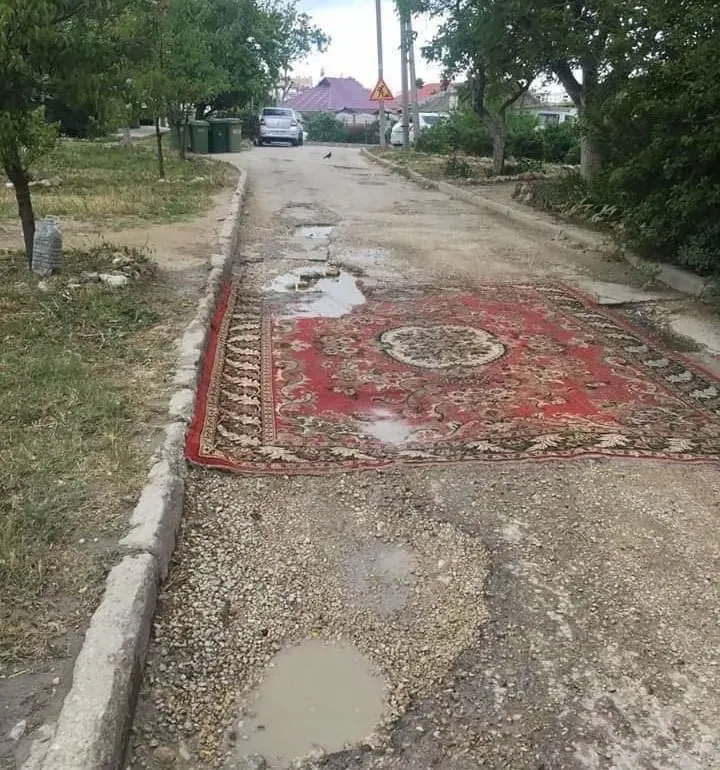 В Госдуму внесён проект, который позволит жильцам устранять ямы и обновлять покрытие на дворовых и местных дорогах без предварительного согласования; правительство инициативу не поддержало.