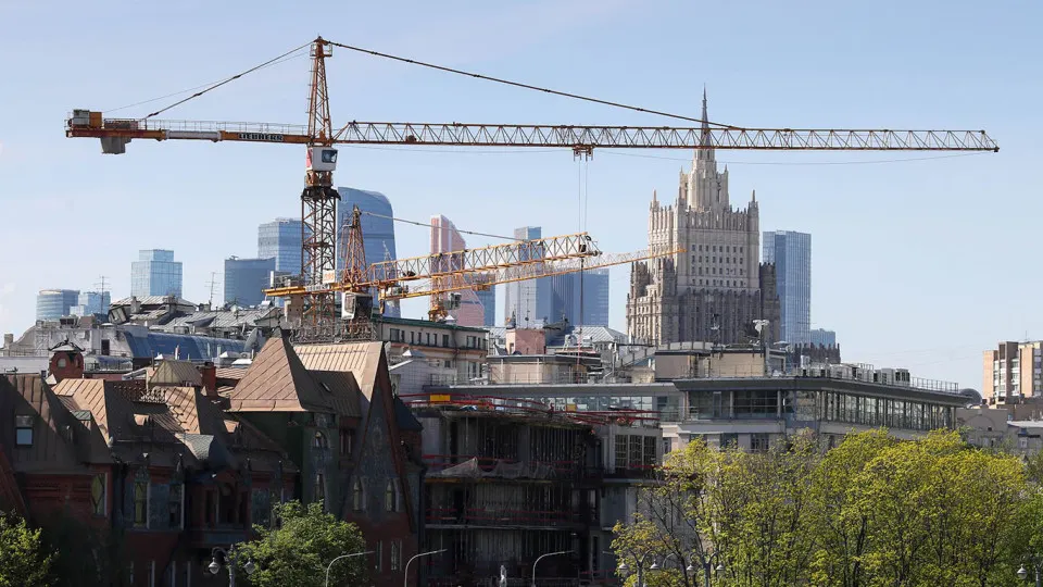 Рынок первичного жилья в Москве показывает минимальные за несколько лет результаты: продажи снизились почти на 30–30%, девелоперы сокращают запуски, а восстановление возможно лишь при снижении ключевой ставки.