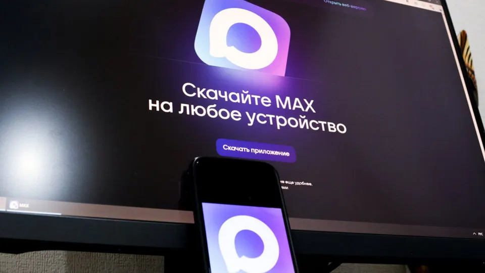 Москвичи сообщают, что на портале mos.ru подать заявление на загранпаспорт можно только через чат‑бот в государственном мессенджере, из‑за чего запись в МФЦ и получение слотов стали сложнее.