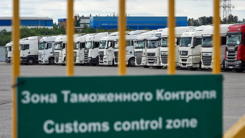 Переход на систему подтверждения ожидания товаров (СПОТ) отложен: введён переходный период для платы НДС и акцизов, а упрощённый порядок для стран ЕАЭС продлён до конца августа.