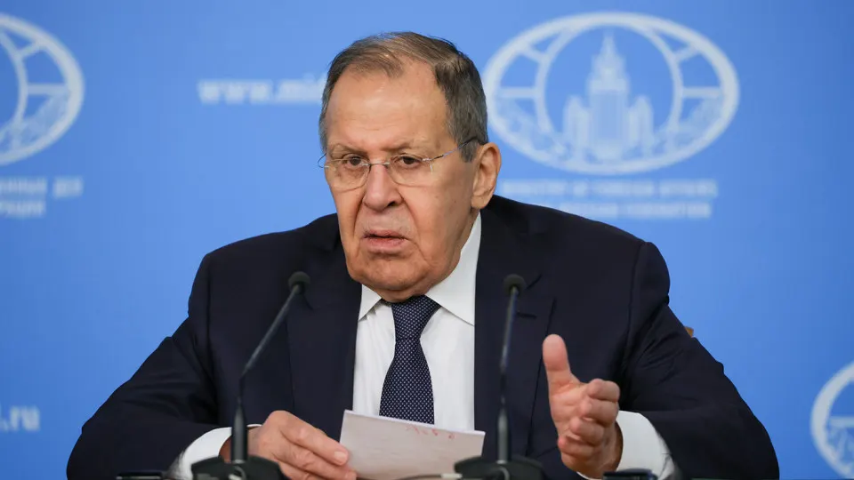 Глава МИД РФ Сергей Лавров заявил, что западные страны требуют немедленного прекращения огня, начала переговоров и возмещения ущерба Украине; по его словам, такие требования создают риски для глобальной безопасности.