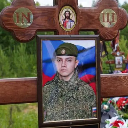 Мужчину, служившего в Московской области и направленного в Курск, похоронили в Режe. Семье сообщили, что причиной гибели мог стать «неправильный обращение с оружием», родственники сомневаются.