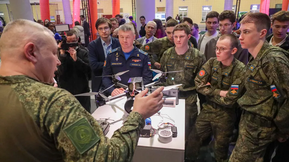 С начала войны суды рассмотрели десятки исков: вузы и Минобороны требуют от студентов военно‑учебных центров компенсировать расходы на обучение за отказ подписывать военные контракты. Параллельно студентов вербуют в войска беспилотных систем — с риском отправки на линию фронта.