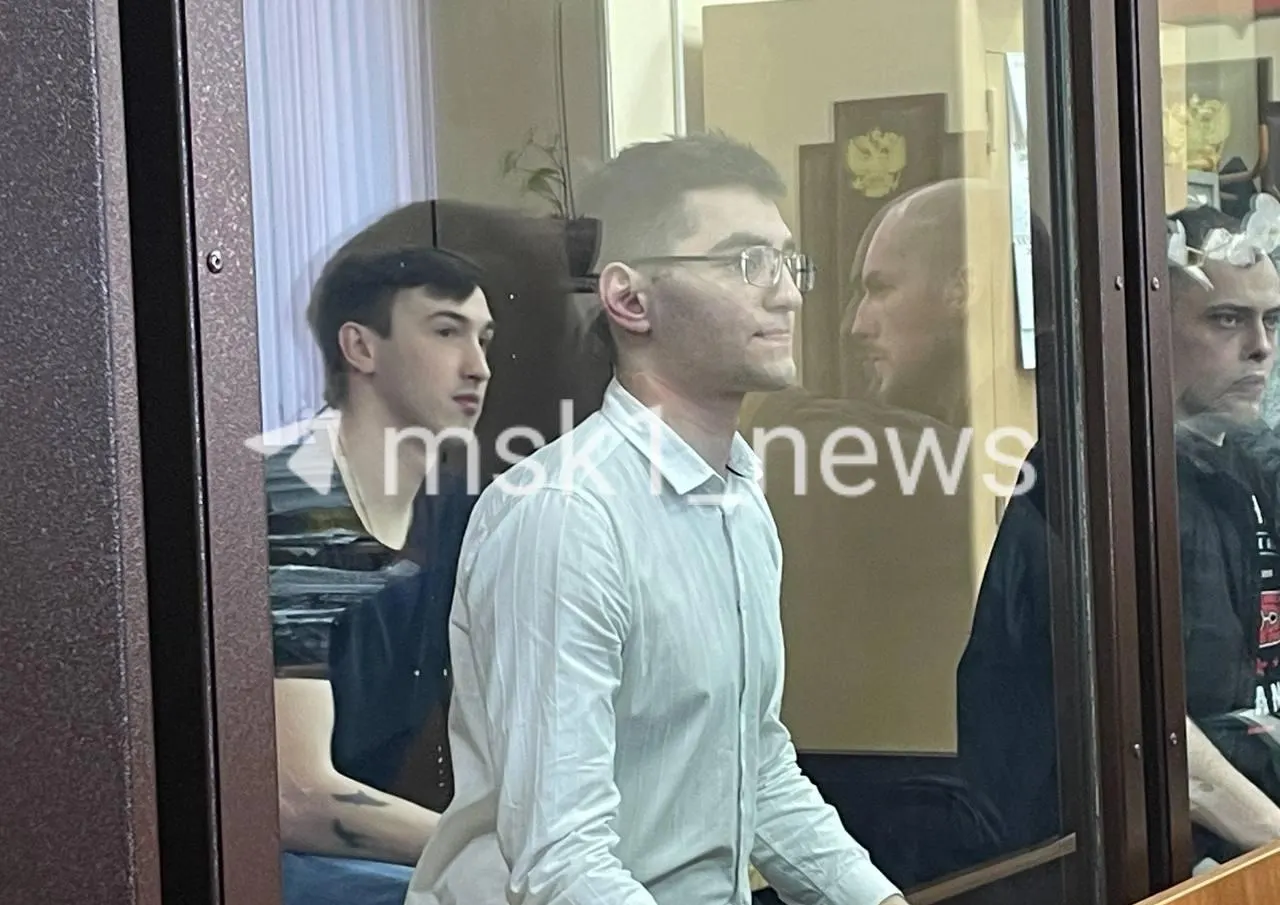 Суд в Подмосковье вынес сроки от 8,5 до 10 лет шести молодым людям, признанным виновными в убийстве 30‑летнего бизнесмена. Двое из обвиняемых позднее подписали контракт с Минобороны и уехали на СВО.