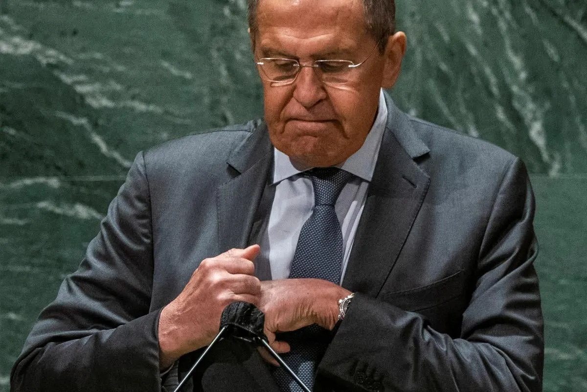 Министр иностранных дел заявил, что Москве якобы не дают влиять на будущее Украины и решения о её членстве в НАТО, критикуя высказывания западных политиков и напоминая о прошлых соглашениях между лидерами.