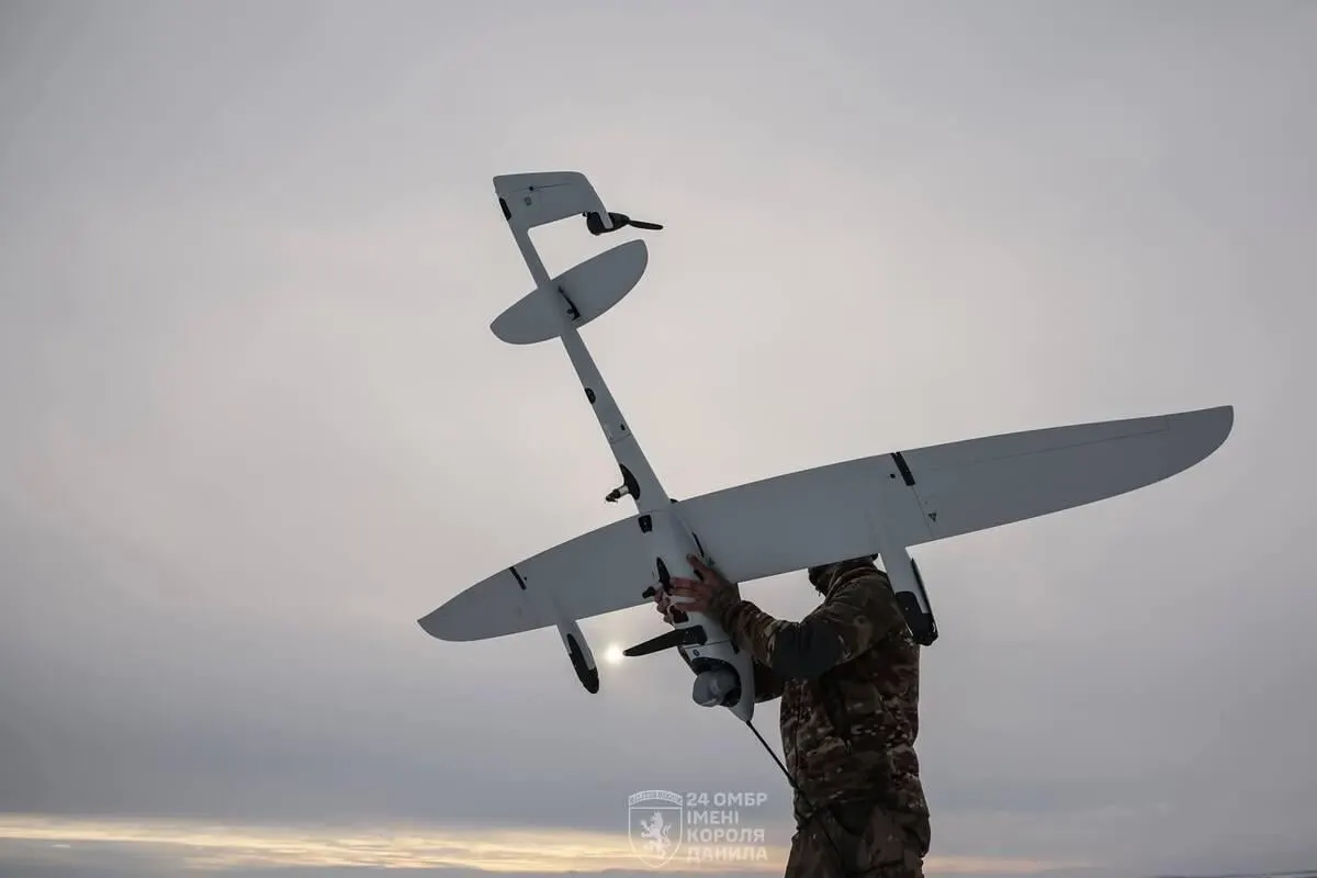 Украинские военные организовали системную кампанию ударов дальнобойными беспилотниками по военным и экономическим целям в глубоком тылу России. По данным разведки, ночные налёты доходят до сотен аппаратов, а дальность и боевая нагрузка дронов постоянно увеличиваются.
