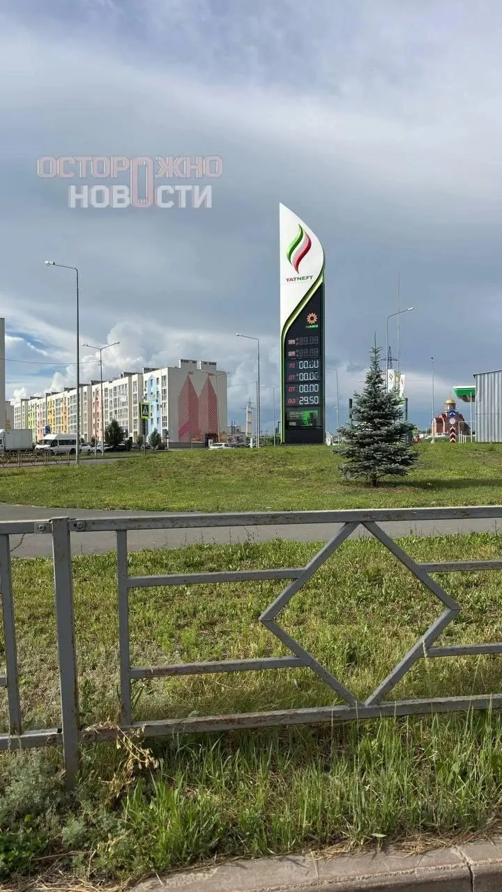 В нескольких регионах водители сообщают об ограничениях при заправке на АЗС «Татнефть»: при оплате наличными или картой дают не более 20 литров. При использовании корпоративной топливной карты ограничения, по наблюдениям, не действует.