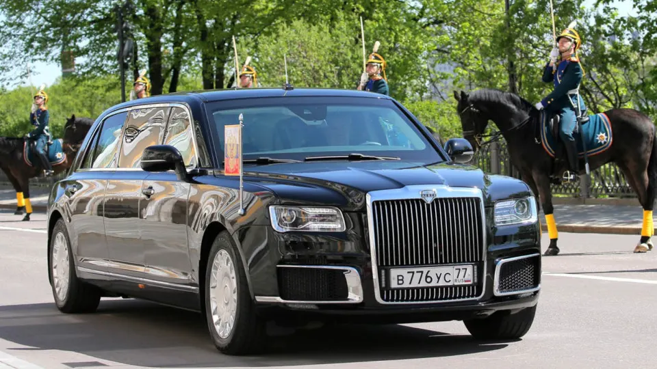 Проект люксовых автомобилей Aurus не вышел на массовую прибыльную сборку: площадку в Елабуге намерены свернуть, часть сотрудников предложили перевести на новые площадки, а московский НАМИ продолжит ограниченные поставки по гособязательствам.