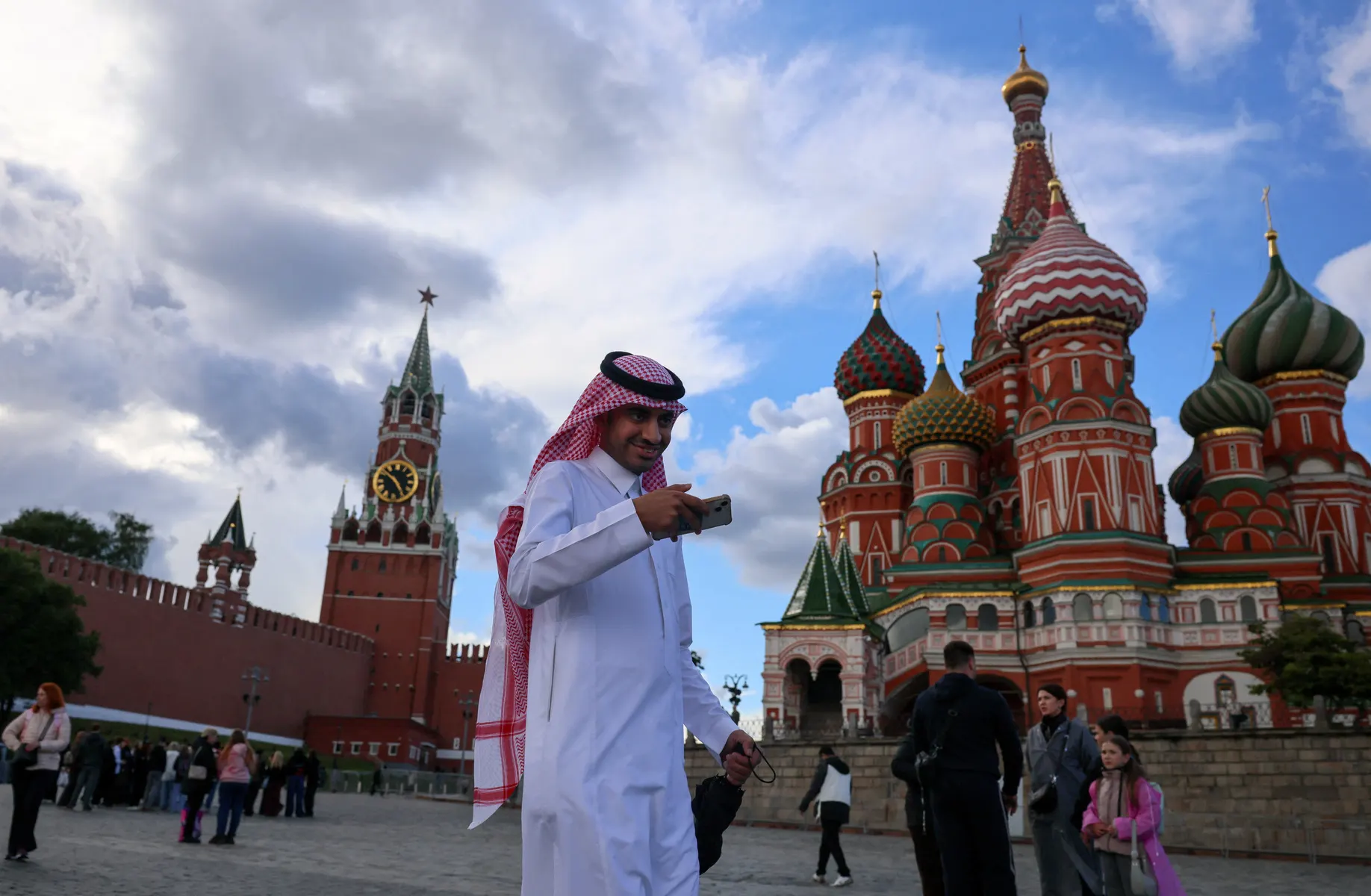 В Кремле отвергли идею европейского посредничества, заявив, что европейские страны не являются нейтральной стороной и в большей степени сосредоточены на военной поддержке Киева, а не на поиске мирного решения.