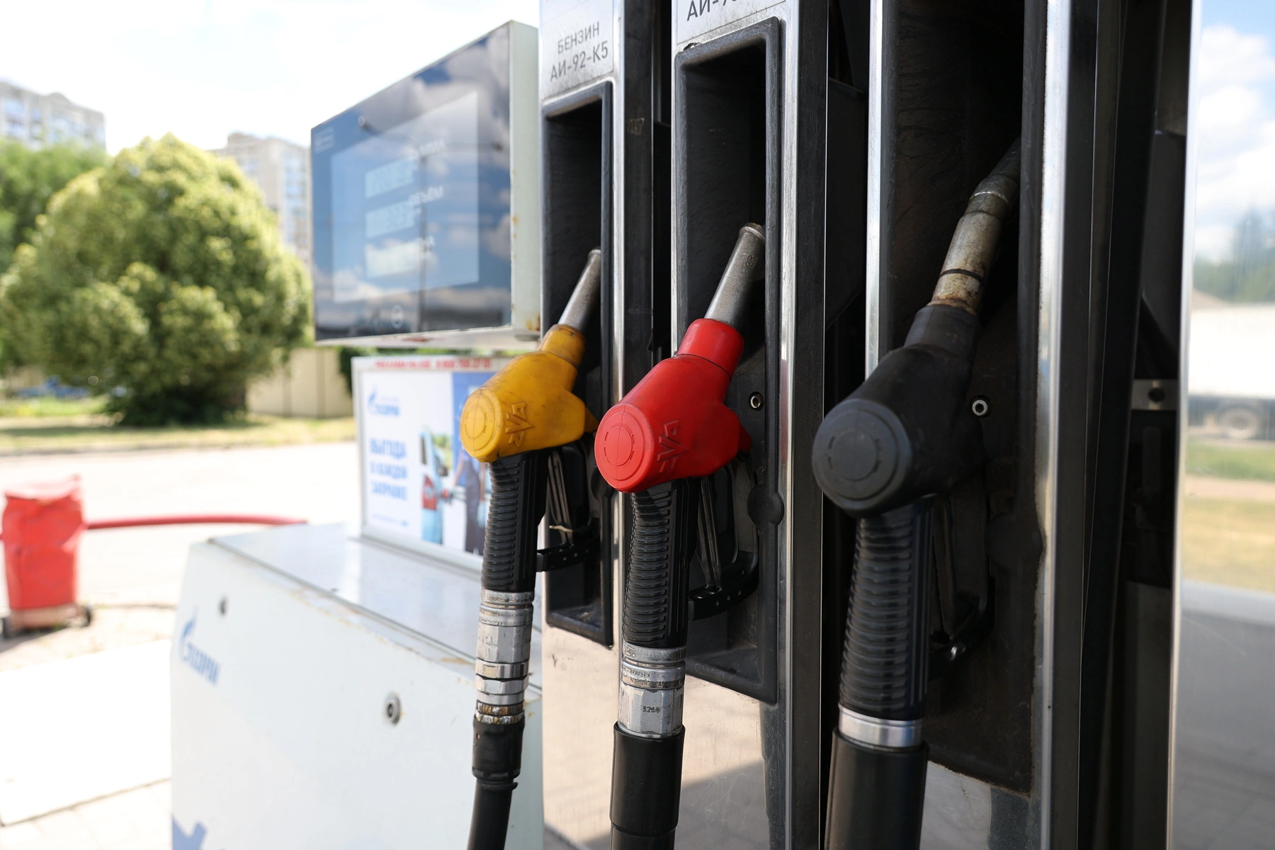 По данным сервиса Benzup за неделю 18–25 июня, самые резкие недельные скачки цен на бензин и дизель зафиксированы в Крыму, Дагестане, Чечне и Ивановской области; в оккупированных Донецкой и Луганской областях рост оказался ещё сильнее.