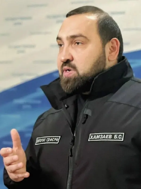 В аэропорту Шереметьево между депутатами Государственной думы Станиславом Наумовым и Бийсултаном Хамзаевым вспыхнул конфликт из‑за спора о запрете соцсетей для несовершеннолетних: перепалка в зале официальных лиц переросла в оскорбления и попытку удара. Наумов намерен поднять вопрос на комиссии по депутатской этике. Ранее в отношении Хамзаева появлялись публикации о дорогих автомобилях и часах, связанных с его имуществом.