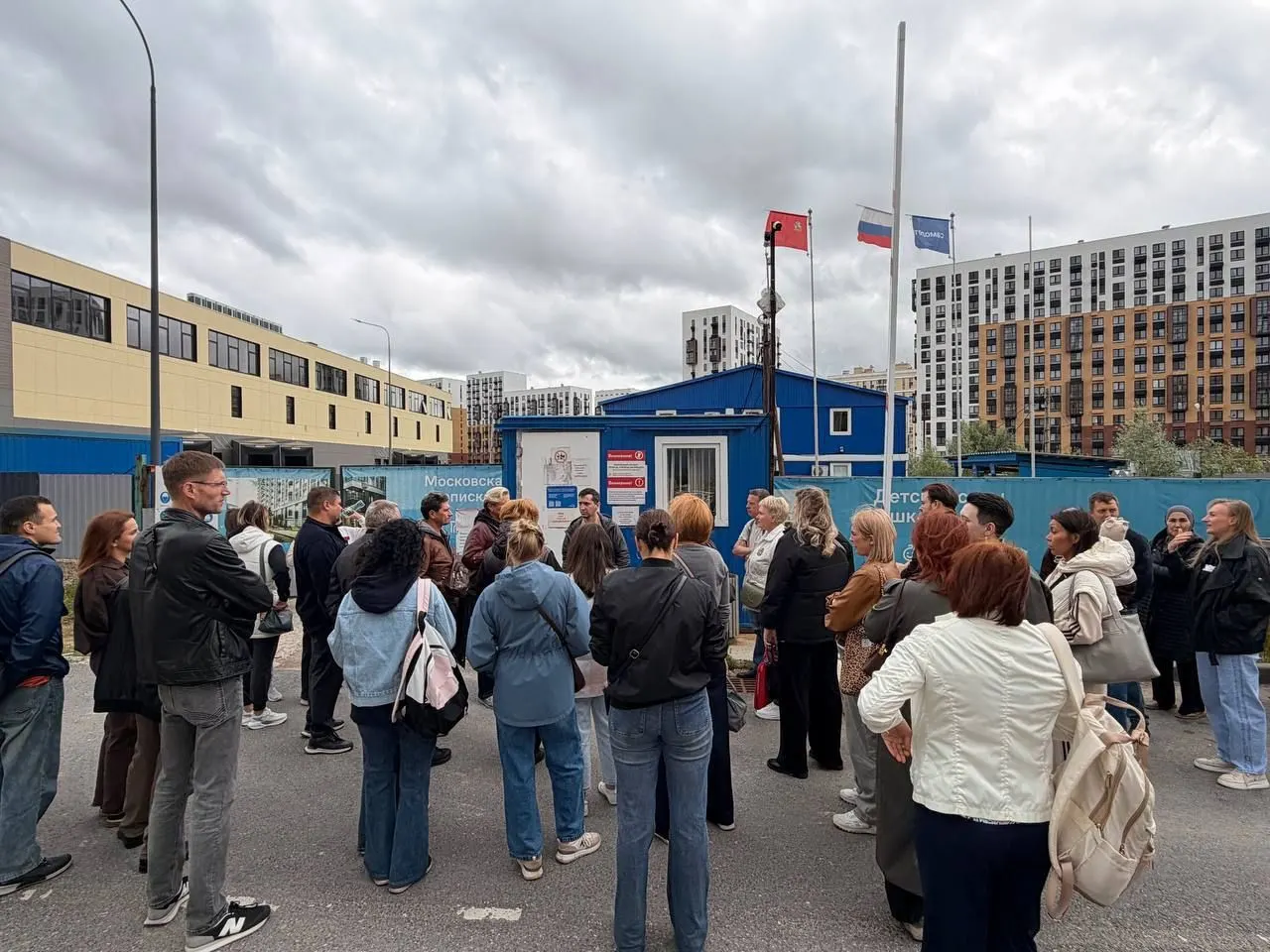 Жильцы корпуса в Щербинском районе пришли к штабу застройщика с требованием объяснить многократные переносы сроков сдачи: компания обещает передать квартиры не раньше сентября 2026 года, тогда как из 940 квартир ключи получили лишь 52.