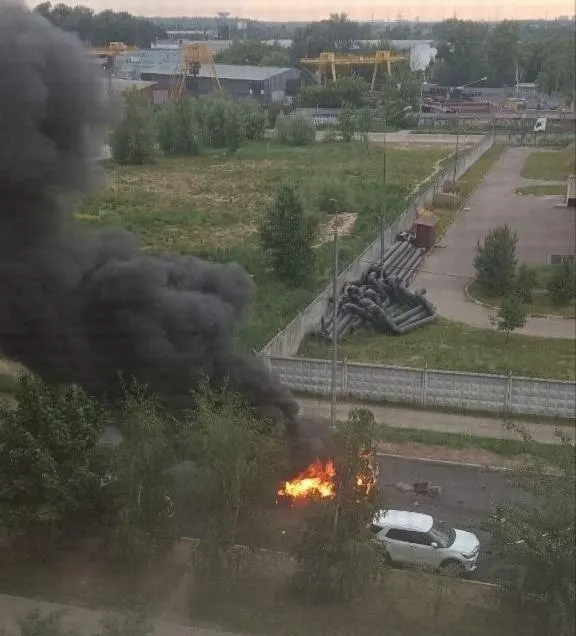 Утром в микрорайоне Авиаторов автомобиль взорвался в момент отъезда. Водителя извлекли из горящего авто живым, но он позже скончался; также пострадал проезжавший автомобиль.