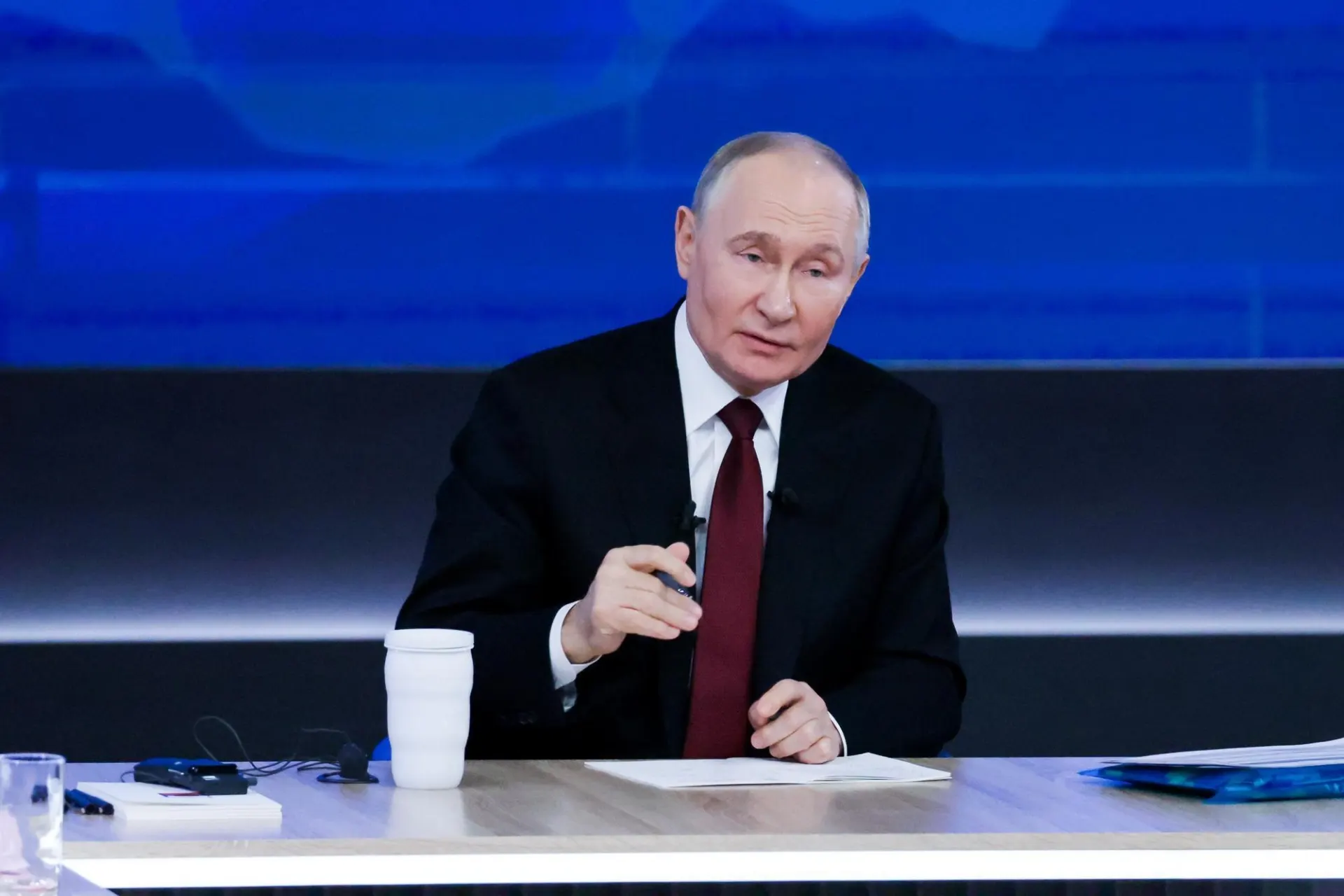 Президент объявил о намерении нарастить кадровый и больничный потенциал и призвал повысить престиж медицинских профессий.