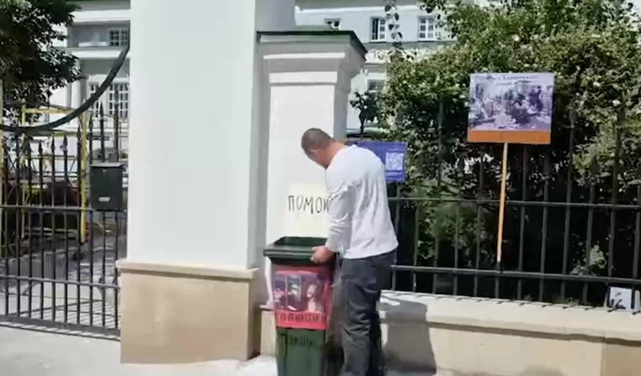 Художник Роман Яковлев устроил акцию протеста и заявил, что выставка документальной фотографии «Кадровый голод» порочит российское прошлое; он также критиковал одного из кураторов экспозиции.