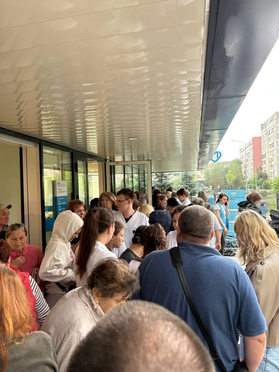 В поликлинике на Салтыковской улице в Новокосино прошла экстренная эвакуация — людей и персонал вывели из здания. О причинах пока не сообщают.