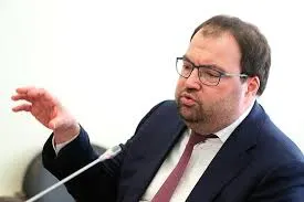 Глава Минцифры на IT‑завтраке в рамках ПМЭФ‑2026 заявил, что встраивание механизмов возрастной идентификации в онлайн‑платформы станет одной из ближайших задач; ведомство изучает опыт Roblox.