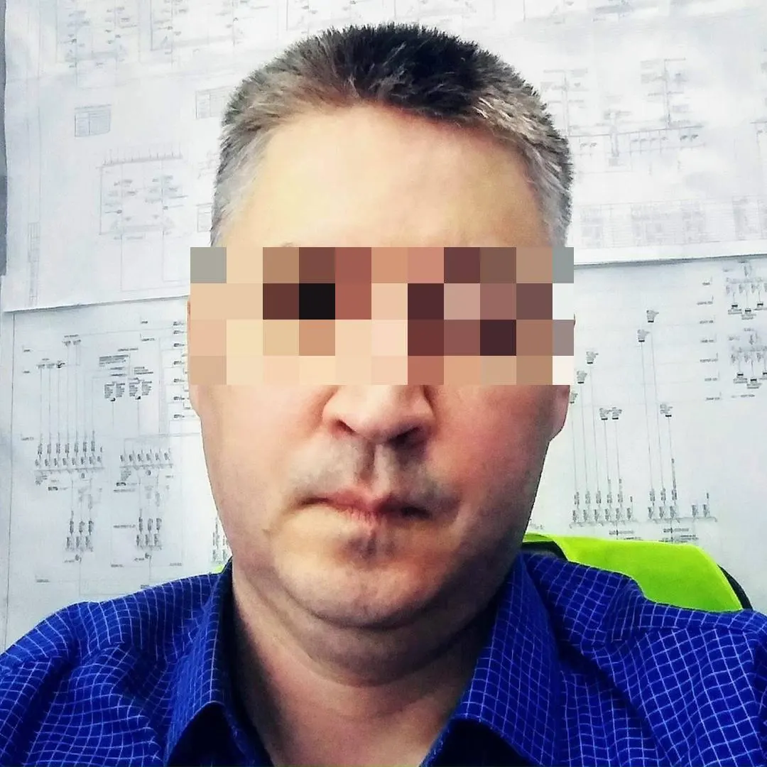 Мужчина перегородил дорогу, бросил предмет в машину, разбил водительское стекло и оскорблял женщину; ему назначили административный штраф.
