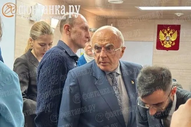 Александр Запесоцкий, проработавший ректором всего несколько дней, перешёл на должность советника в Федерации профсоюзов Москвы. На пост ректора назначена Лариса Пасешникова.