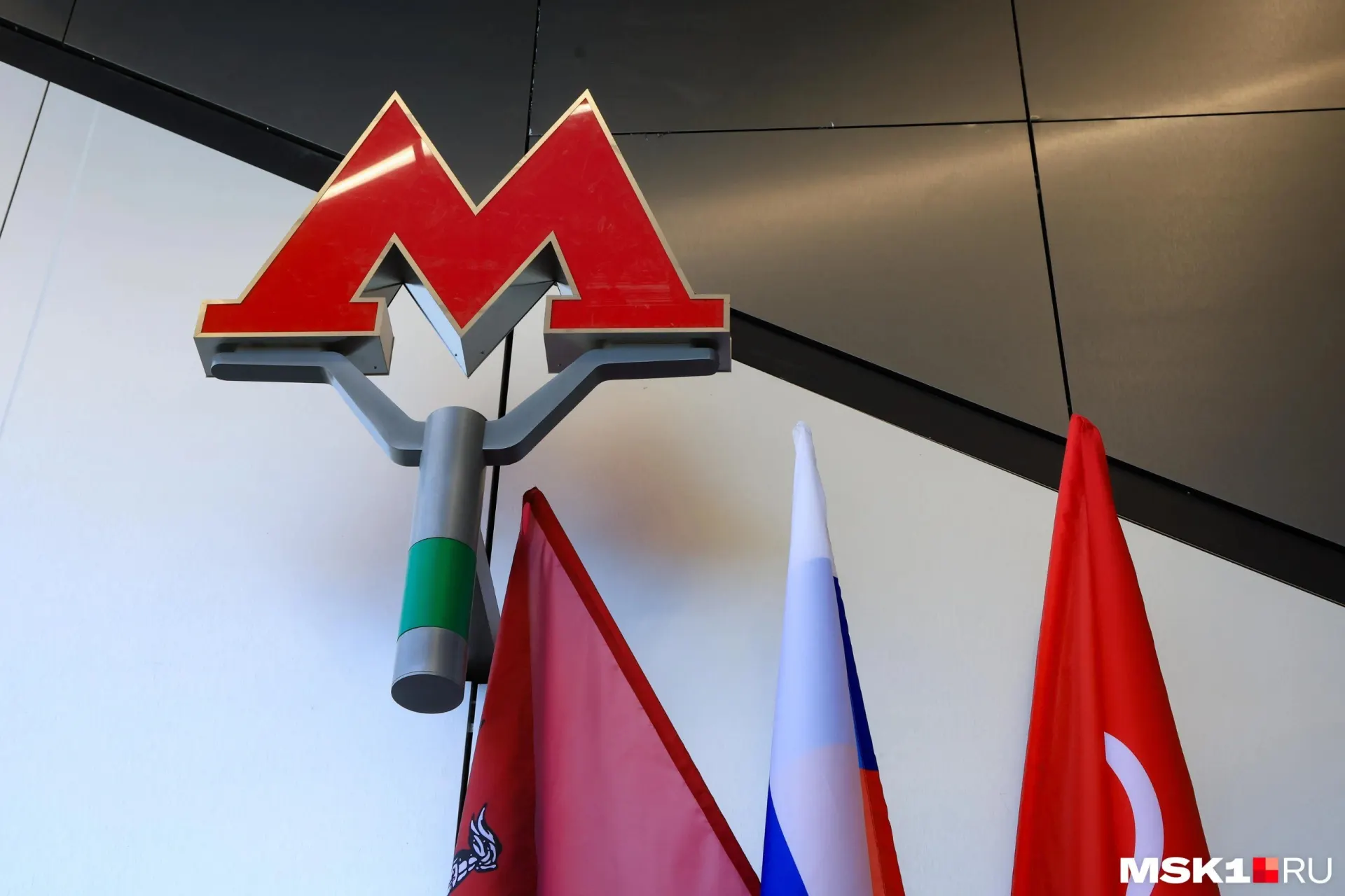 Суд первой инстанции удовлетворил иск метрополитена к предпринимателю из Приморского края, который продавал на Wildberries кружки с символикой в виде буквы «М». Метрополитен требовал прекратить продажи и компенсацию в 577 492 рубля.