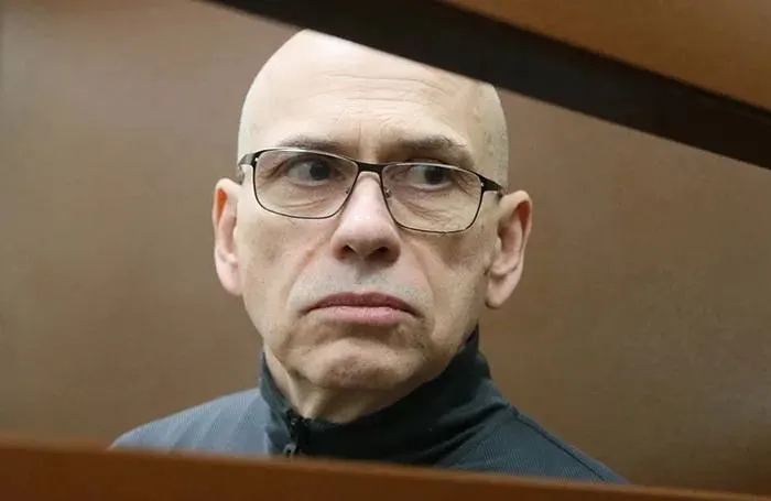 Ранее его приговорили к 14 годам за хищения: следствие указывает на вывод почти 14 млрд рублей за границу, что серьёзно повлияло на бюджет региона.
